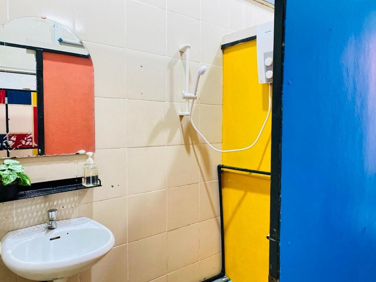 Social Backpacker Hostel & Rooftop Bar Battambang Bagian luar foto