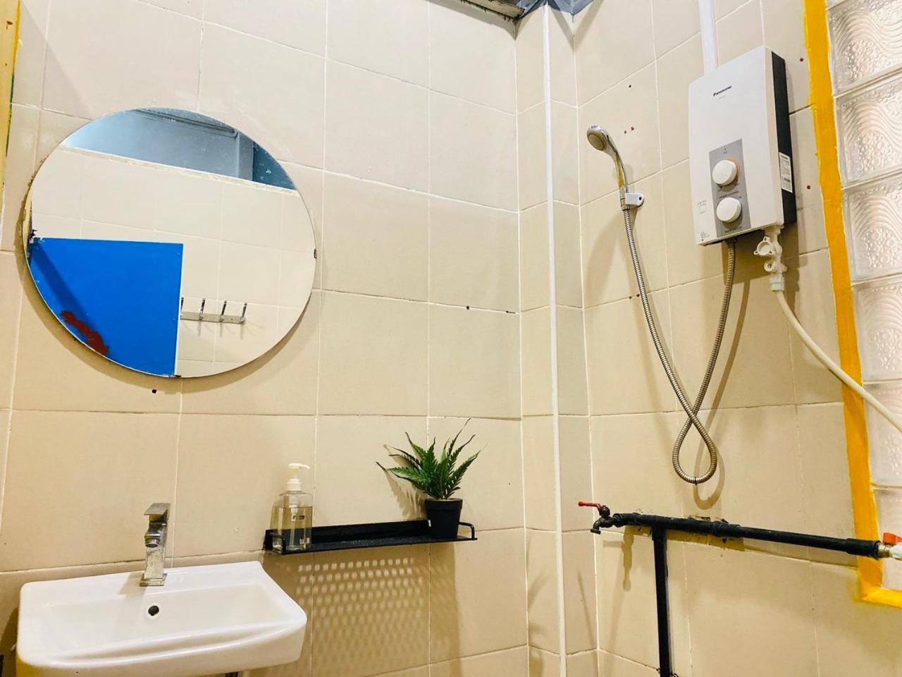 Social Backpacker Hostel & Rooftop Bar Battambang Bagian luar foto