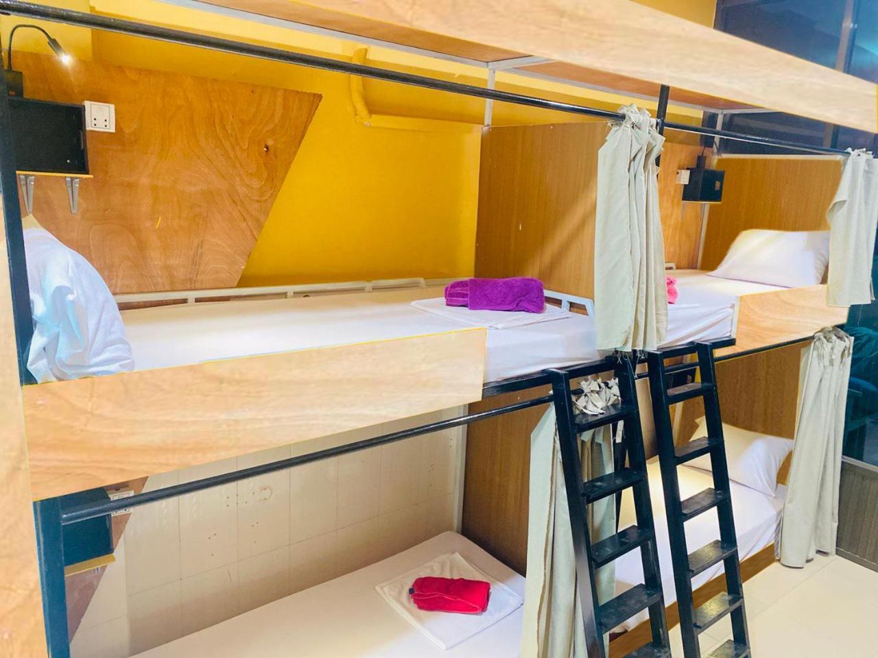 Social Backpacker Hostel & Rooftop Bar Battambang Bagian luar foto