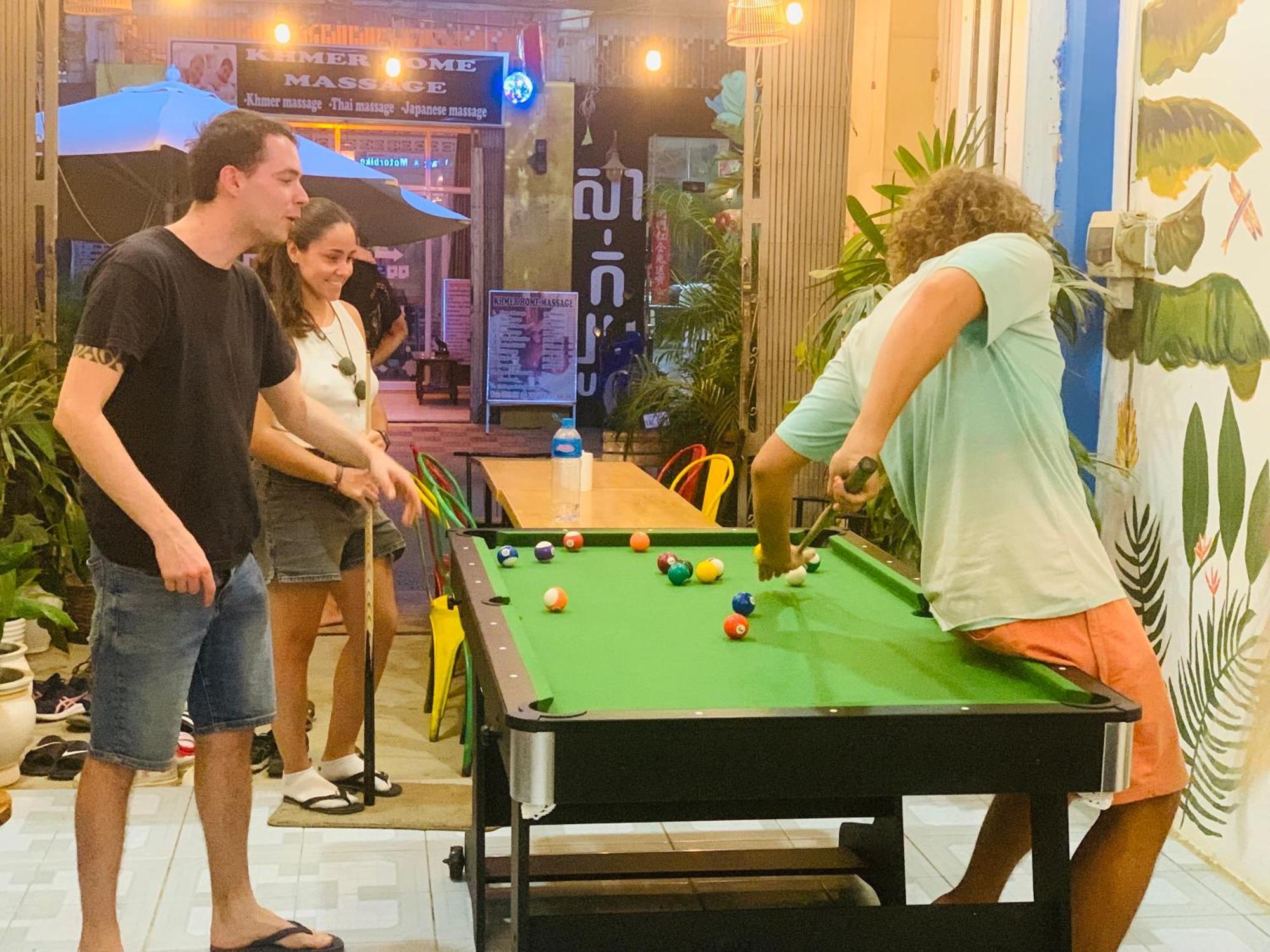 Social Backpacker Hostel & Rooftop Bar Battambang Bagian luar foto