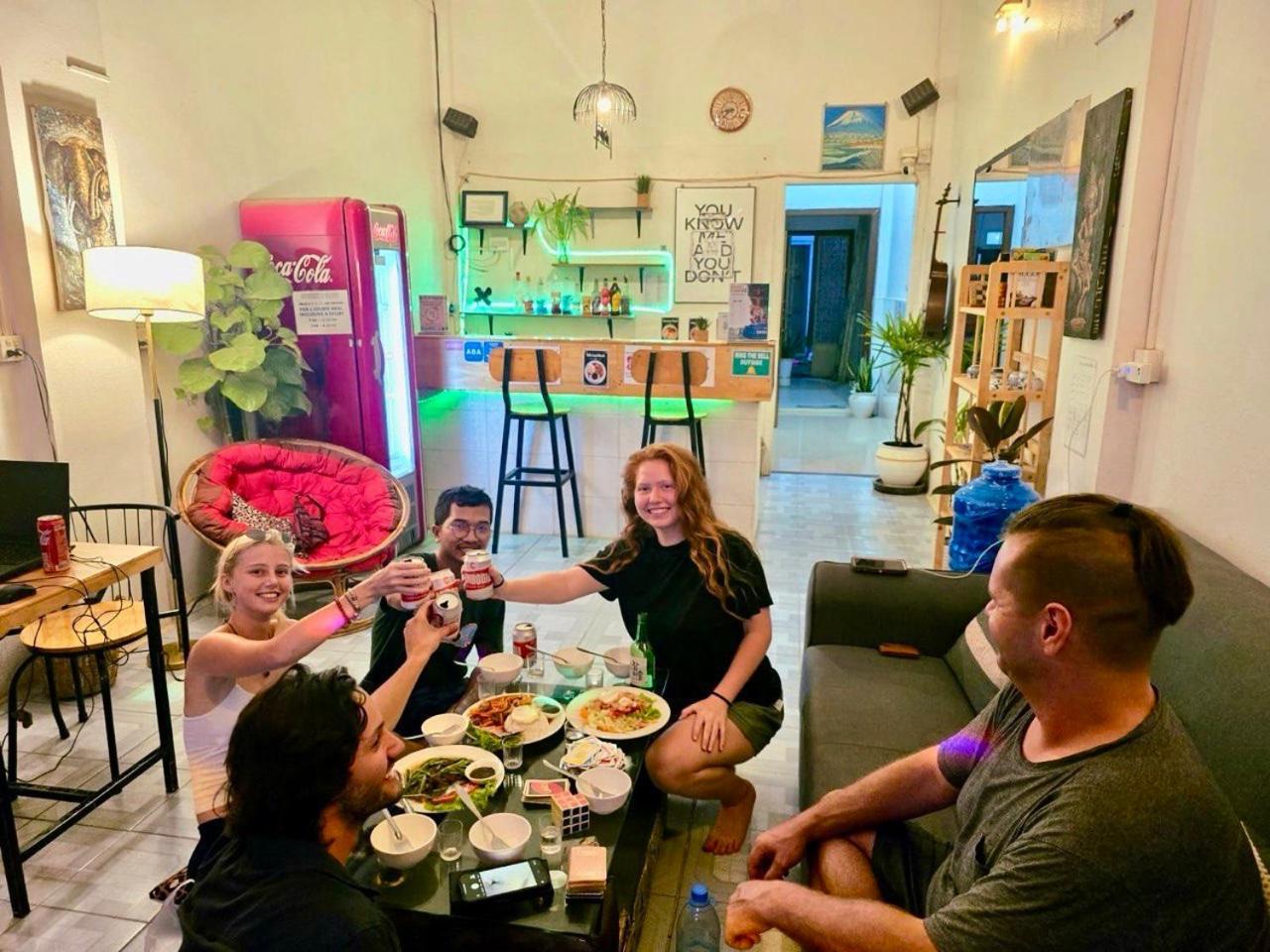 Social Backpacker Hostel & Rooftop Bar Battambang Bagian luar foto
