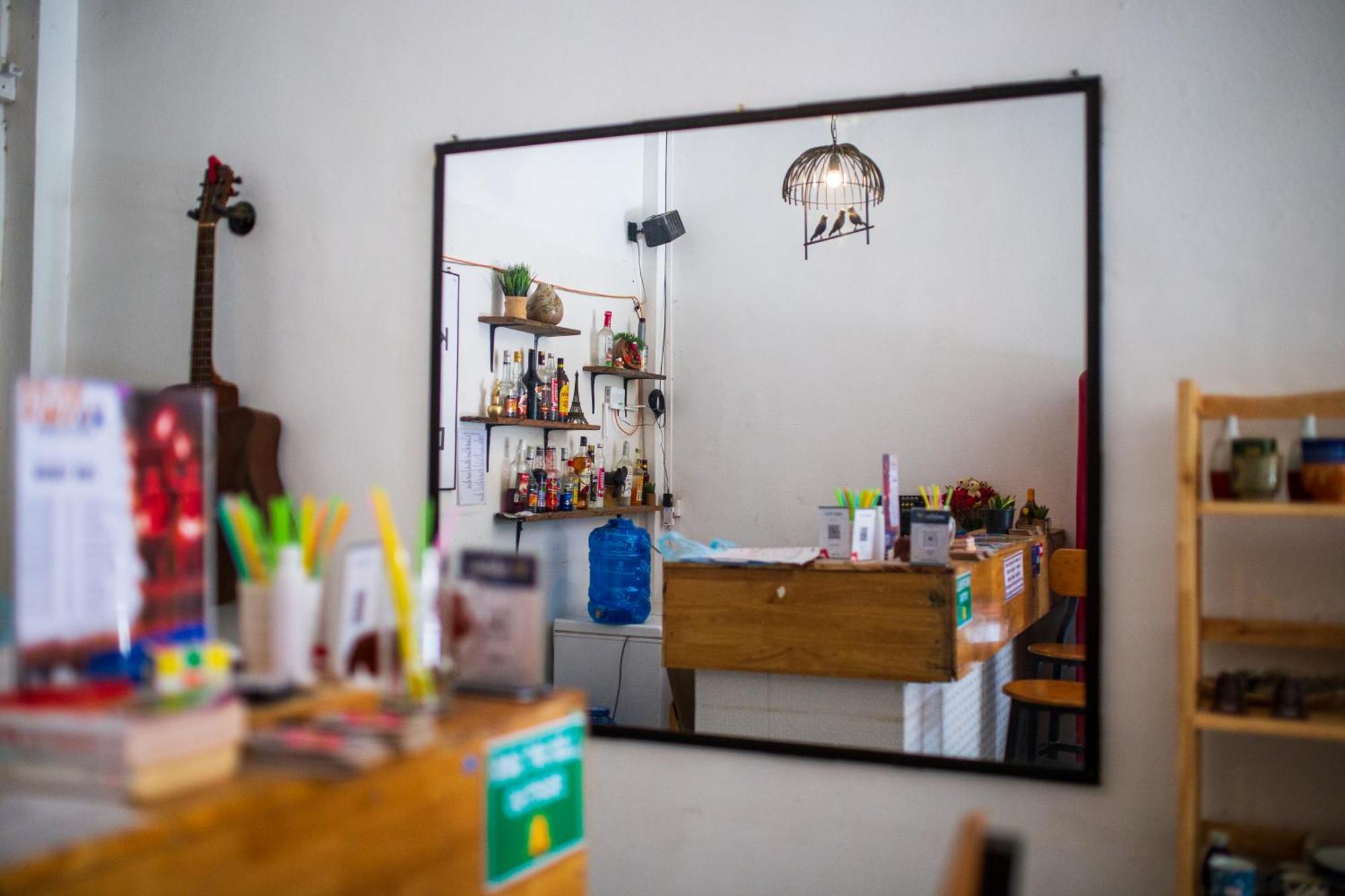Social Backpacker Hostel & Rooftop Bar Battambang Bagian luar foto