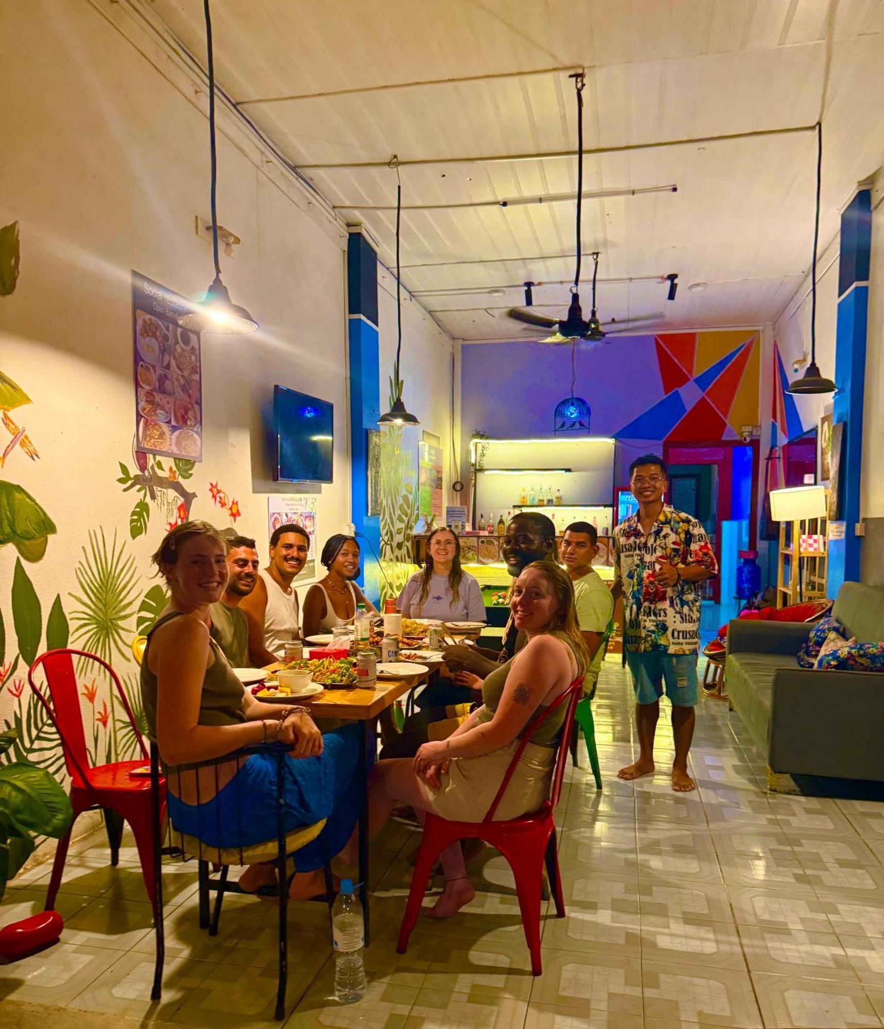 Social Backpacker Hostel & Rooftop Bar Battambang Bagian luar foto